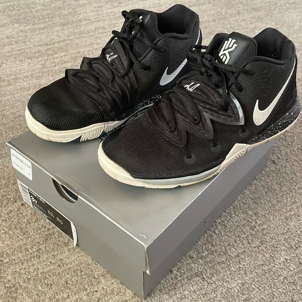 kyrie 5 - Black Magic